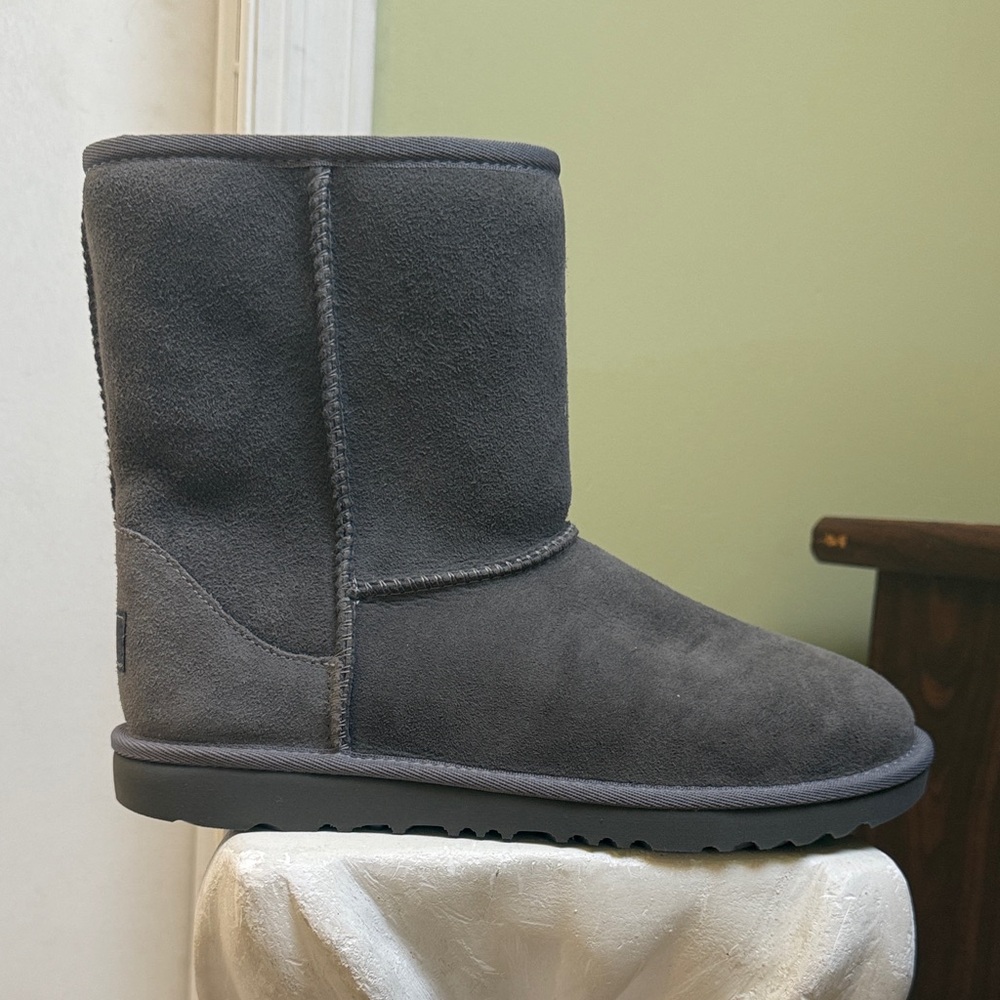 UGG classic short 2 Gray Winter Boots size 6 Women H29N2